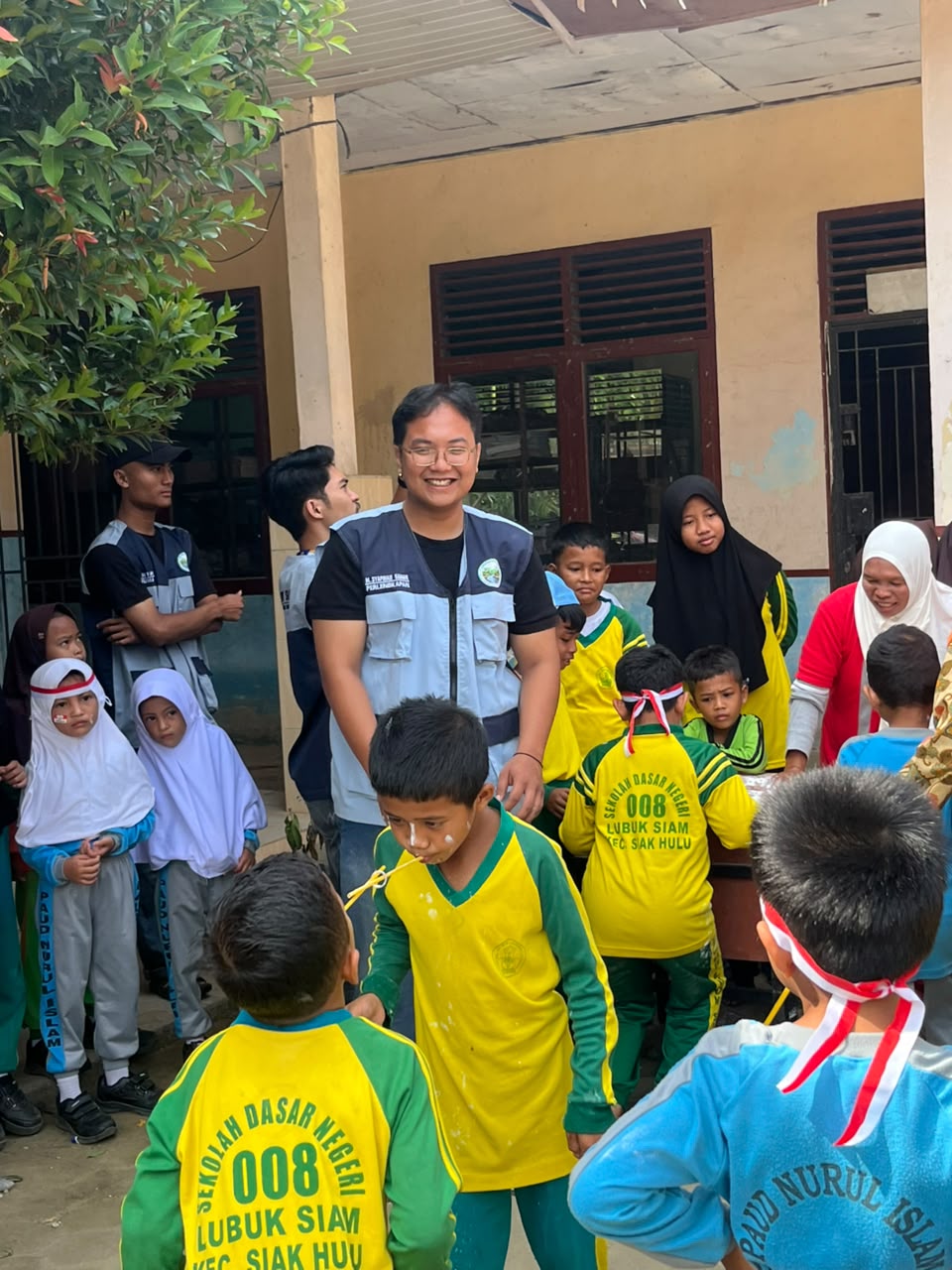 Mahasiswa USTI melakukan Lomba bersama SD 008 Lubuk Siam